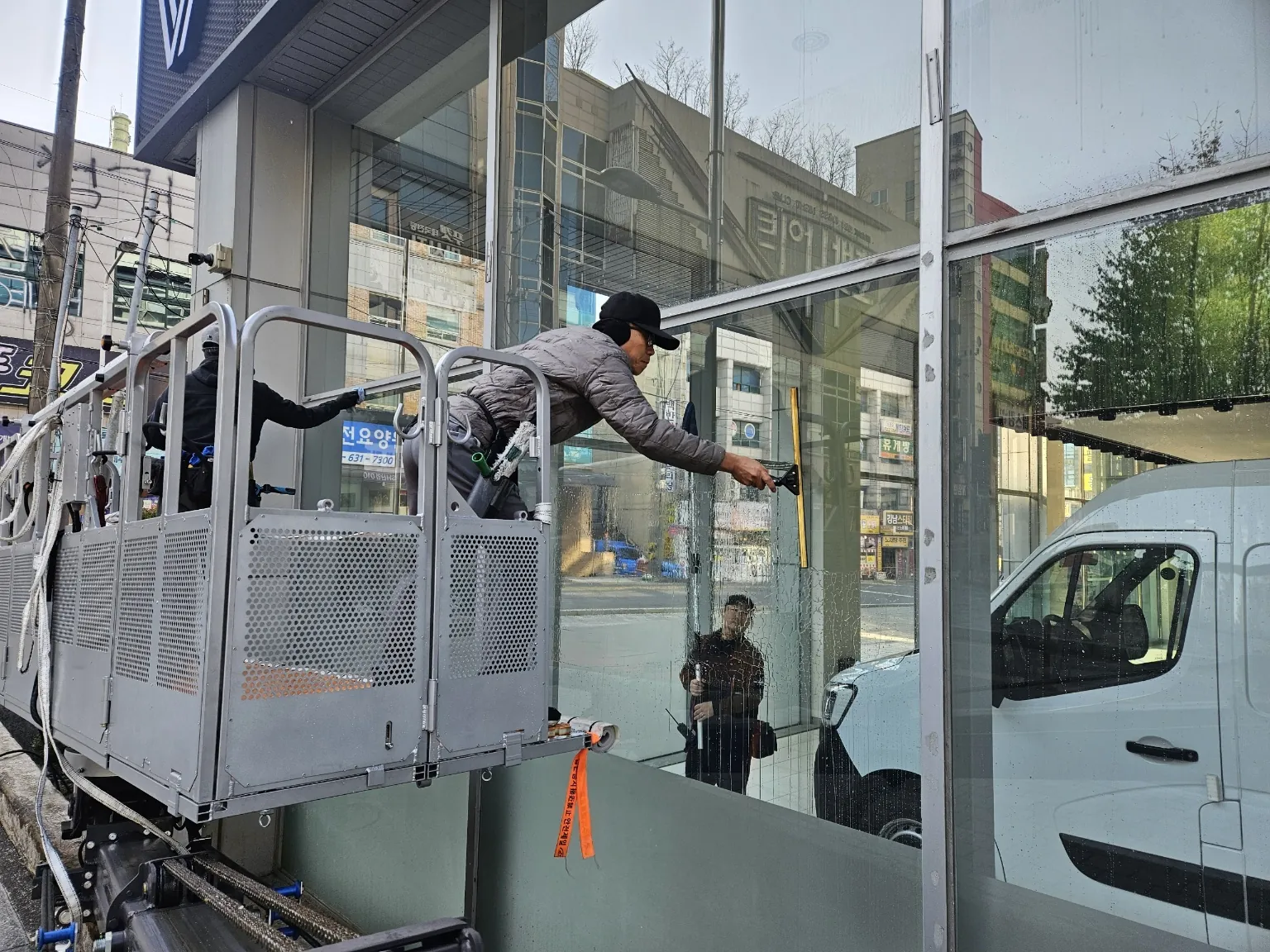 유리창 청소 현장 사진 2